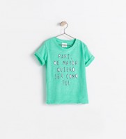 camiseta con texto 